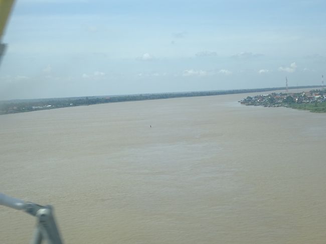 以前はバスはフェリーに乗って30分程かけて渡っていましたが<br />今は数分で通過です<br />便利になりました