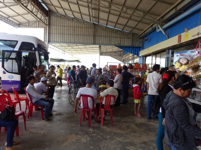 トイレ休憩を終えたオジン再びバスへ