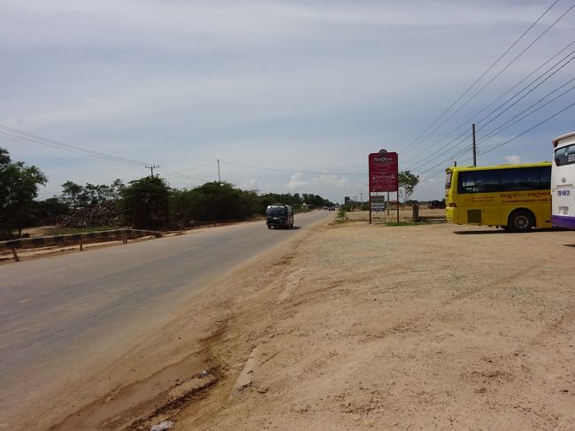 アジアハイウエー1号線をベトナムへ<br />向けて出発