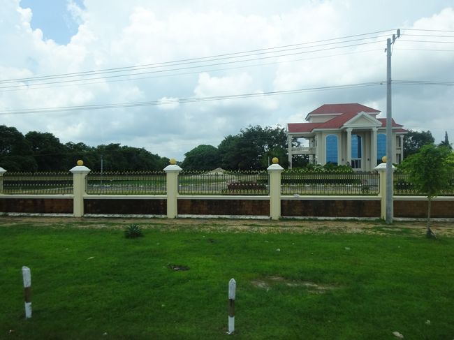 プノンペンを出発して約3時間半<br />カンボジア国境の町パペットに近ずいて来ました