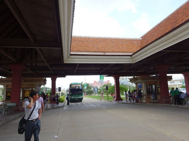 バスはそのまま国境通過<br />VIPバスは車掌が乗客すべてのパスポートを集め<br />カンボジア出国とベトナム入国の手続きを全て<br />やってくれます