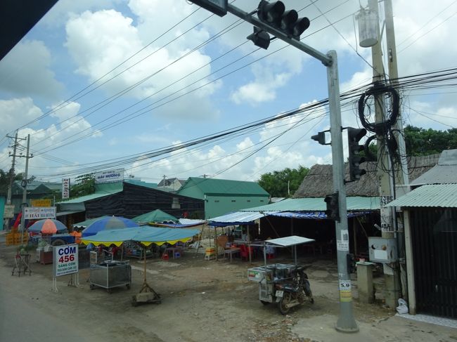 ベトナムの街並みを見ながら<br />バスは走り出します