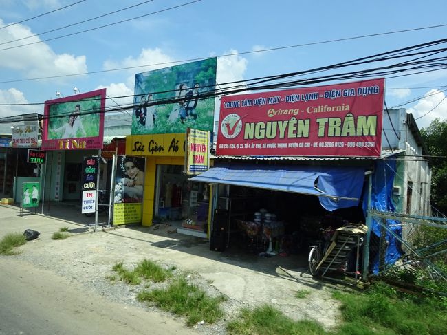 ベトナムらしい看板を見ながら