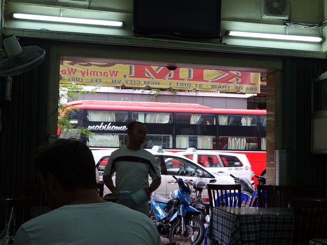 食堂から暮れゆく街の喧騒をのんびり眺めます