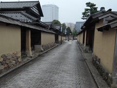 　これは武家屋敷のとばくち
　石畳の小路に土塀が連なる景色は良いものです。