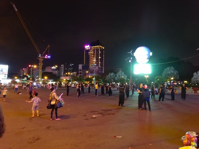 夜のとばりの降りた公園を抜けて