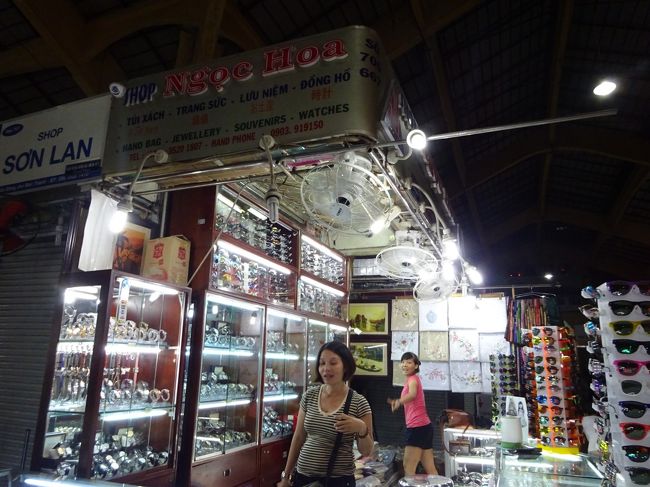 フェイクの時計屋にて<br />アイスウオッチを購入<br />店員の愛想を後にして