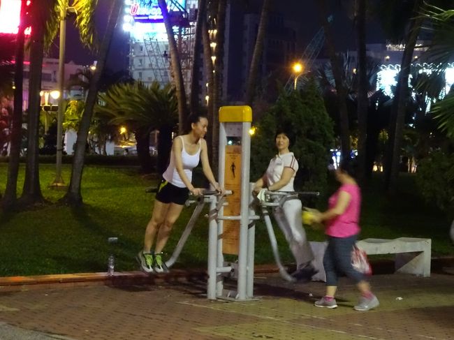 夕涼み中の市民を眺めながら