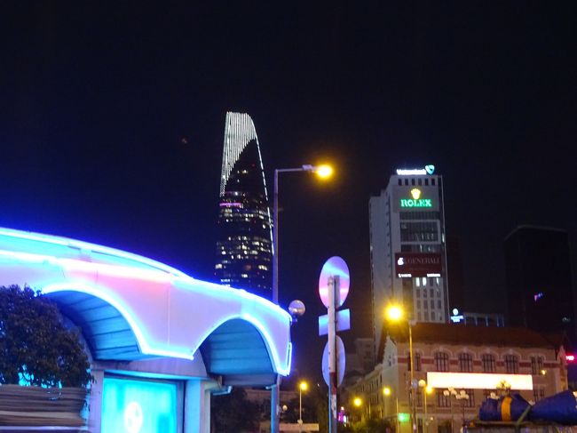 夜空にはホーチミンのシンボルが・・・