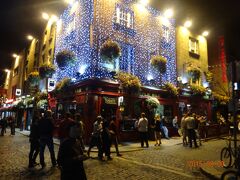 バー「テンプル・バー」（23時過ぎですが、沢山の人がいます。）