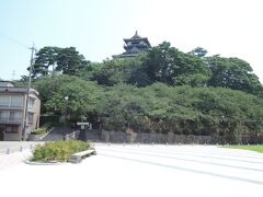 　バス停の前から見た丸岡城です。
　木々がこんもり茂った小高い丘の上に天守閣が見えます。
　が、目の前は何もない広場だし、天守の姿もさほど良くありません。
　なお、駐車場はこの左側にあります。