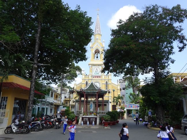 チョロン市場は以前にも来ているので<br />今日はチャータム教会へ行く事に<br />歩き始めて10分見えて来ました
