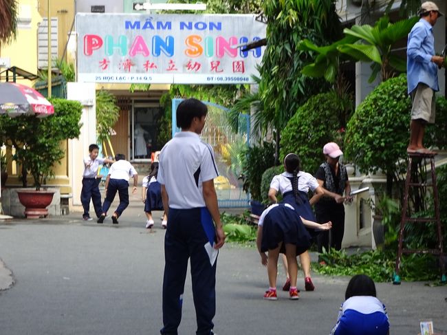 教会の前では子供達が先生の号令のもと・・<br />体育教室？