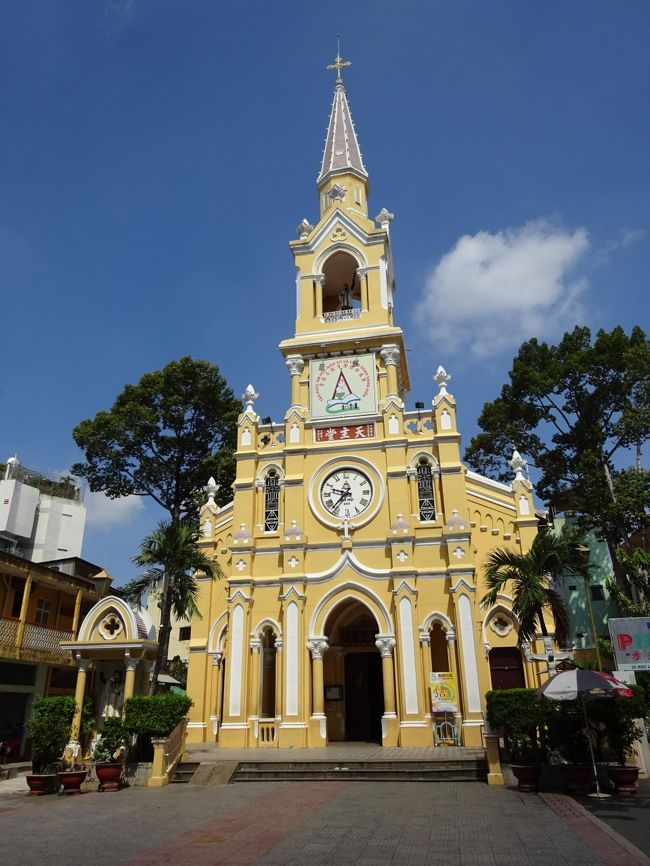 教会の雄姿を眺めながら