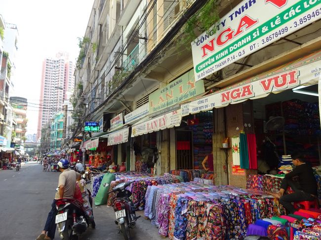 チャンフンダオ通を歩き始めます