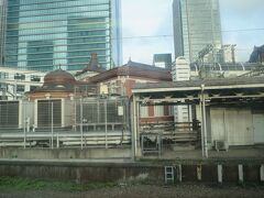 定番の横浜駅5:53発の上野東京ライン直通・高崎行に乗りました。

6:19　東京駅に着きました。

車内からも丸の内駅舎（赤レンガ造り）の一部を見ることができます。

