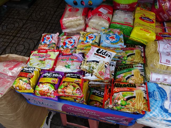 インスタントラーメンも<br />何でもありの路上商売