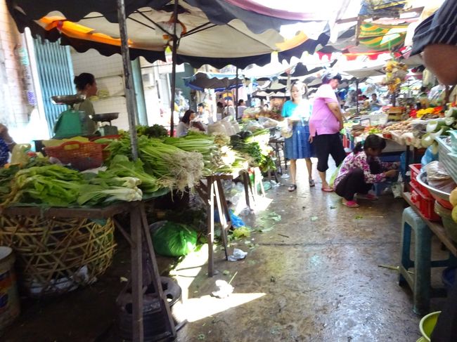 そして小さな市場の路地を歩き