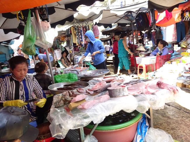 現地の人の市場生活を垣間見ながら