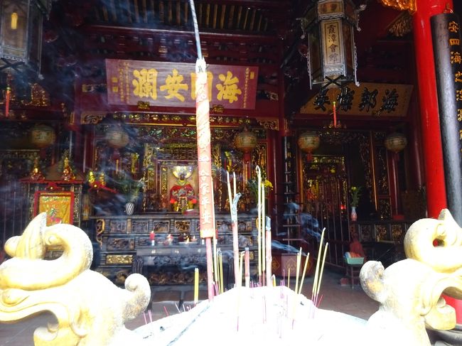 ここは渦巻線香で有名なお寺