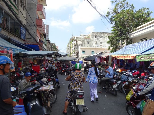 暫く歩くと多くのバイクの屯する通が