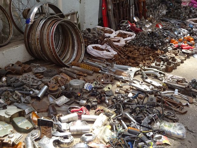 そうです此処はあらゆるバイクの部品や<br />備品を売っている通