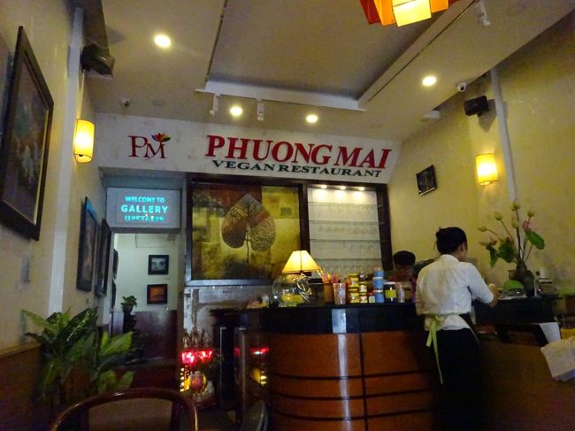 市場前の冷房の効いたフォーの専門店へ