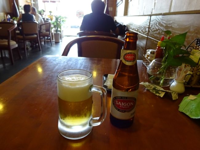 久し振りに清潔なレストランでまずはBEER