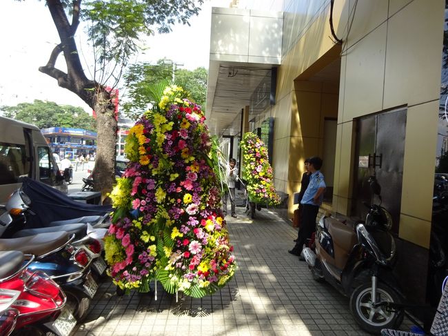 食後バックパッカーの聖地へ向かいます<br />途中には綺麗な花飾りが<br />結婚式？