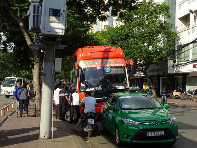 そしてやって来ましたデタム通<br />あらゆるベトナムの観光地へ向かうバスが<br />引っ切り無しに・・・