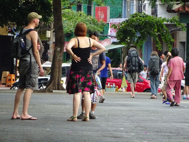 あらゆる国の旅人が歩き佇み