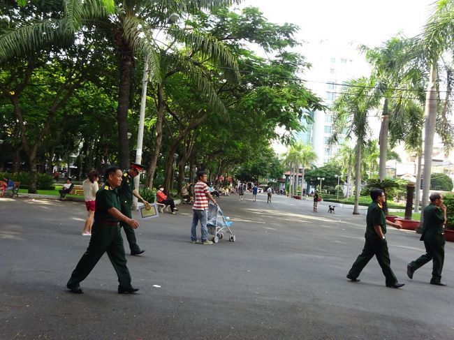 軍人も歩いています