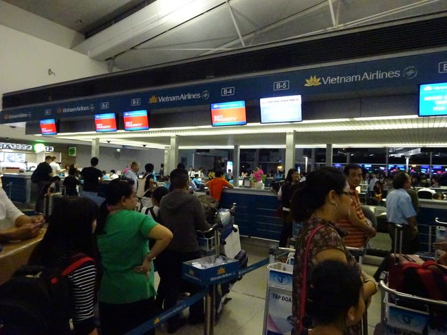 そして夜10時お土産を抱えて<br />ホーチミン空港へ