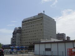 佐賀駅のバスセンター（ＪＲ佐賀駅に隣接）に到着

今日宿泊する、佐賀ワシントンプラザ・ホテルに荷物を置いて・・

駅前に西友があった。ラッキー、と、帽子を買いに走りました。
これで今年買った帽子４個目・・・

ぎりぎりで１２：１９発の電車で吉野ヶ里へ

最初は１２：５５発の福岡空港行のバスで行こうと思っていましたが、そんなに待つのは無駄だと思ってがんばりました。
ちなみに吉野ヶ里の正面入り口に到着するのは、福岡空港行（この１本しかない！）だけ。


　