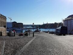 王宮横の広場まで来ました。
観光客は誰もいません。もうすぐするとあふれんばかりになると思います。
朝日がすがすがしいです。