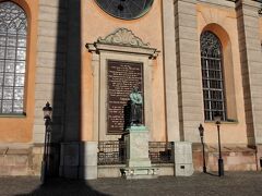 大聖堂前の銅像。中には後ほど入ることにします。