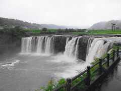 日本の滝百選　

幅 約100ｍ　高さ20ｍ