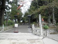 2013/10/27　中尊寺

高舘義経堂から１０分ほどで中尊寺に来ました・・・
下に、チャリンコ専用の駐輪場がありました・・・
ここは、世界遺産になっています・・・

これから、月見坂を通って本堂まで向かいます・・・