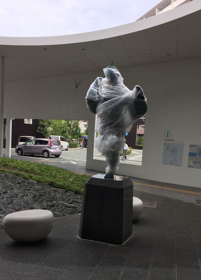 駅前のおてもやん像はメンテナンス中でした。