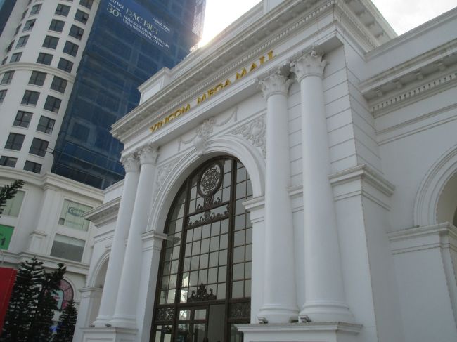 「ヒルトンハノイオペラ」からタクシーで２０分。「ヴィンコム・メガモール・ロイヤル・シティ」に到着！。ベトナム最大のショッピングモール。