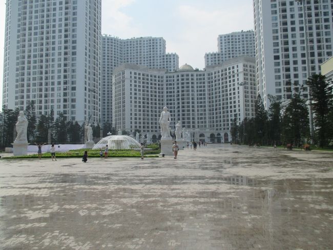 ショッピングモールは地下にあって、上には高層マンションがたくさんありました。すごい・・・。