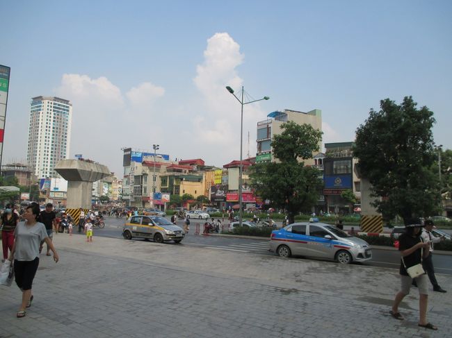 ショッピングモール前でタクシーを降ります。