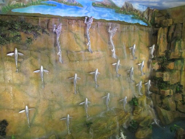 入口からエスカレーターで下りると、滝の？オブジェがありました。