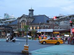 ぷらぷらと歩きながら、台鉄台中駅へ。
東京駅に似ていますね〜