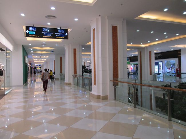 広〜い！。ここのショッピングモールはめちゃくちゃ広いです。どこに何があるか全くわからない〜。フロアマップが見つけられなかったから、ひたすら歩きますよ〜。