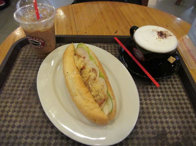 「バイン・ミー（ポーク）」、「トラディショナル・アイスコーヒー」、「カプチーノ」。アイスコーヒーは丁度良い甘さでおいしい〜。コーヒーはしっかりした味でイケてます！。初の「バイン・ミー」はｓｕｋｅｃｏの好きな味でした。