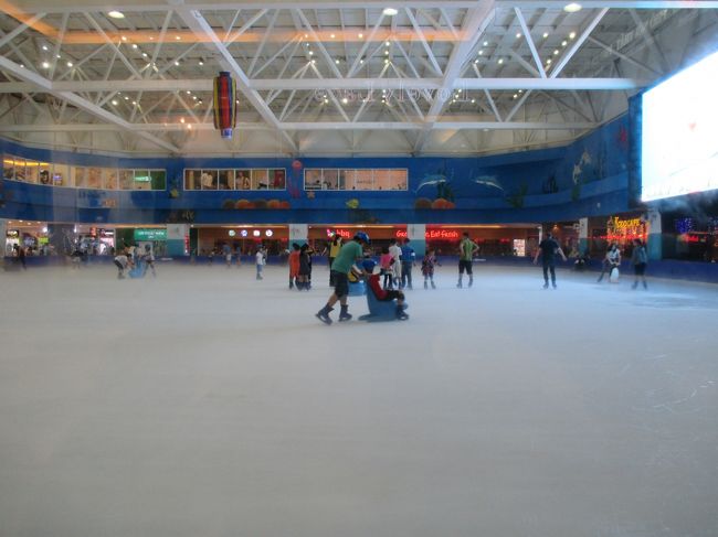 すぐそばに、「スケートリンク」。ショッピングだけでなく、アミューズメントもいっぱい。レストランもたくさんありましたよ。
