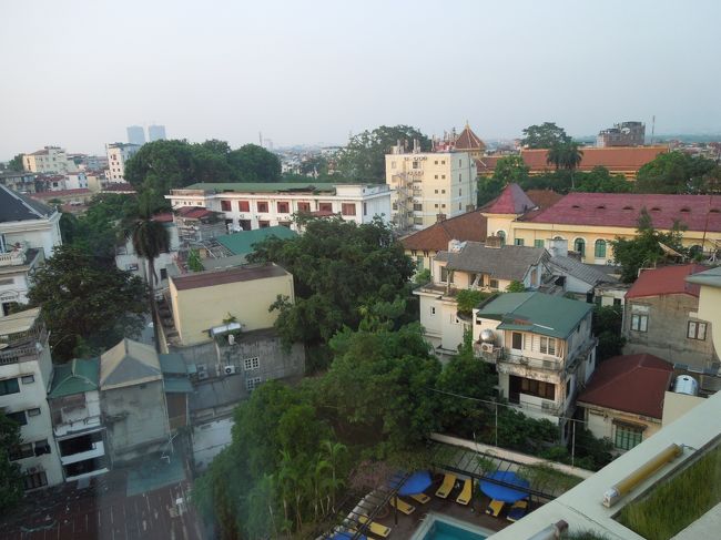 ホテルのクラブラウンジでは「イブニングカクテル」タイム。お邪魔しに行って来よう。右下にちょこっとプールが見えます。何度か覗きに行きましたが、いつも混雑していたなぁ〜。