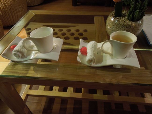 まずは、ドリンクを飲みながら、カウンセリング。記入表は英語です。マッサージは「ベトナム・トラディショナル・マッサージ」９０分コース。気持ちよかった〜。疲れて体が軽くなりました。ここはおすすめ！！！。（ｓｕｋｅｃｏ夫はほとんどの時間、寝息をたてて寝ていました。。。）