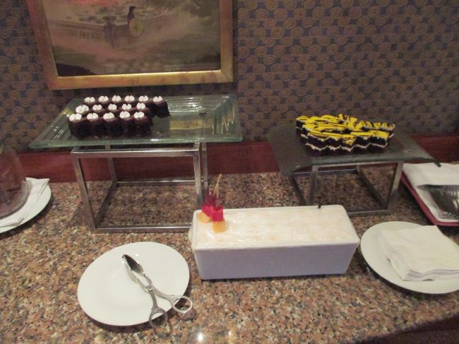 たぶん、「アフタヌーンティ」のときのデザートが残ってたのね。